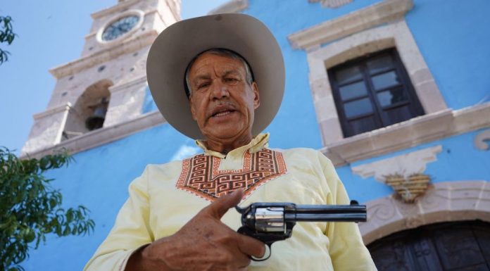 Retiran al Padre Pistolas licencia para oficiar misas