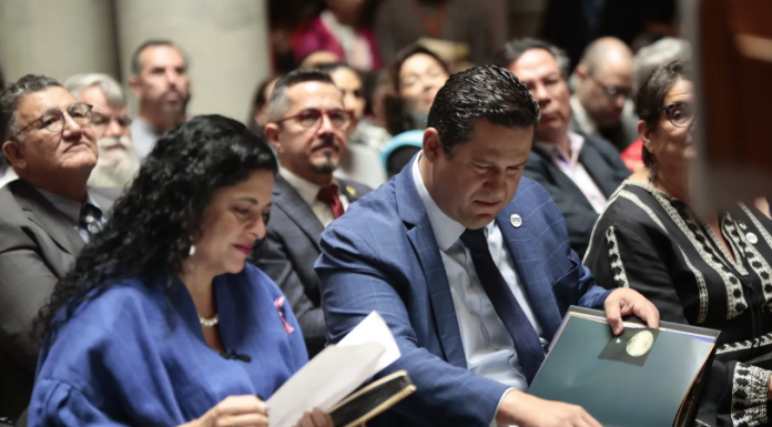 Inmortalizan memoria del FIC con libro conmemorativo a su 50 aniversario