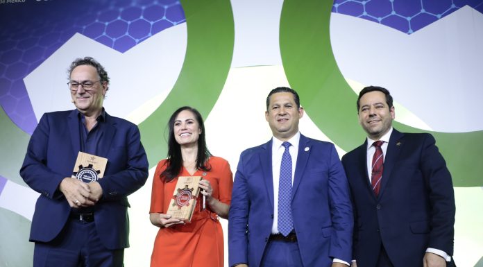 Entregan reconocimientos a industriales en el marco de la RAI