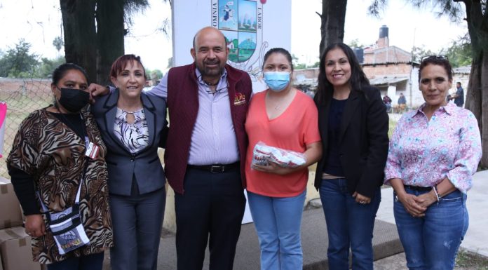 Llevan leche a familias de comunidades rurales