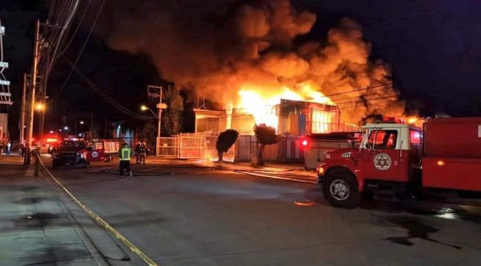 Tras incendio en bodega de textiles, empresa pagará daño a bomberos