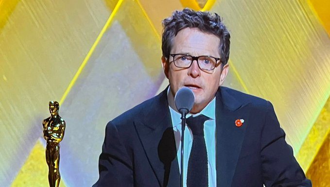 Michael J. Fox recibe Óscar honorífico; “paren, que me hacen temblar”, dice