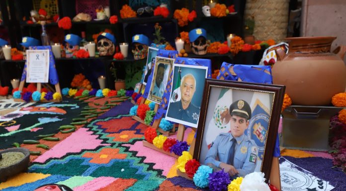 Honran con Ofrenda de Muertos La memoria de Oficiales Caídos