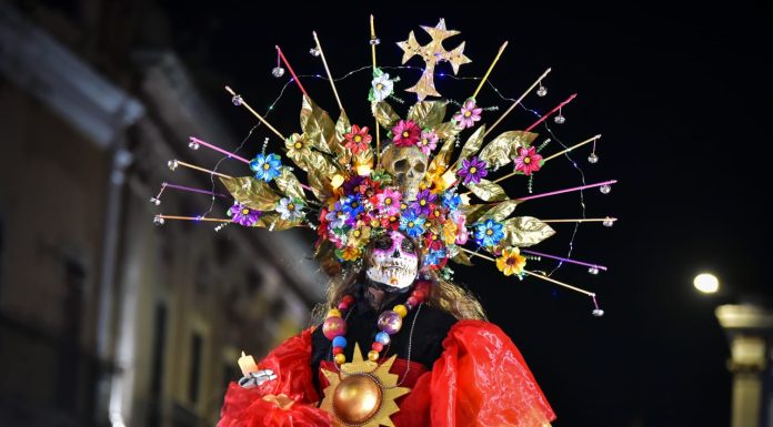 CAPITAL | Participan más de mil ‘seres del más allá’ en mega-desfile y cabalgata del Festival del Día de Muertos