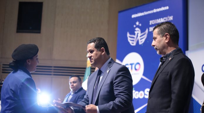 Se gradúan alumnos de prepa militarizada en León