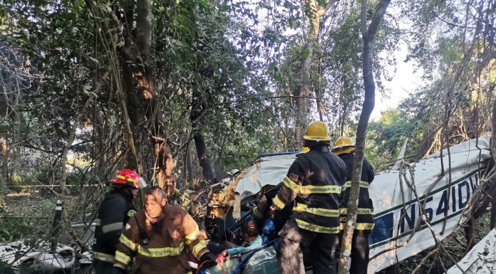 Rescatan a dos personas con vida tras desplome de avioneta en Puerto Vallarta