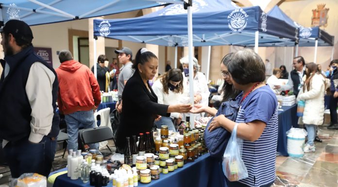 León | Invitan a consumir local, emprendedores rurales ofrecen productos en Presidencia Municipal