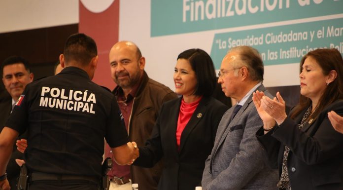 Encabeza Sophia Huett ceremonia de graduación de policías en Silao