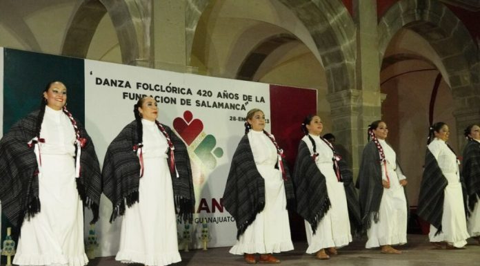 Salamanca celebra con música y danza 420 años de su fundación