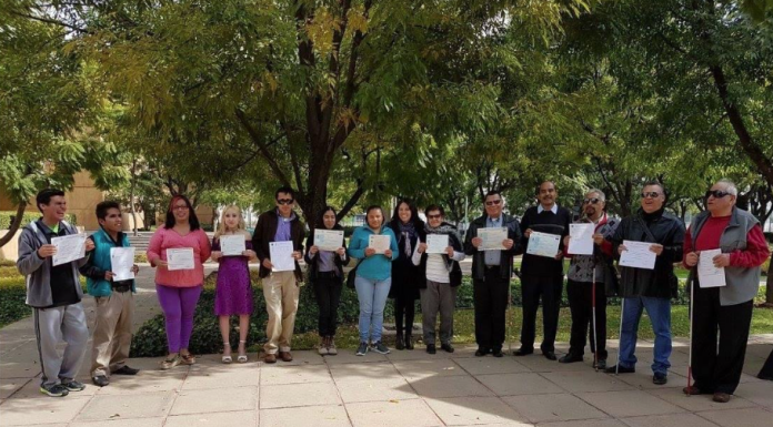 Contribuye voluntaria de Inaeba en la educación de personas con discapacidad visual