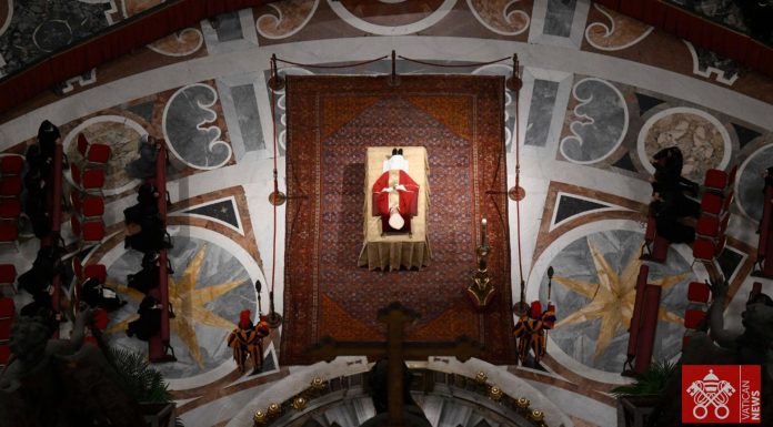 Papa Benedicto XVI tendrá funeral papal pero con “adaptaciones”: Vaticano