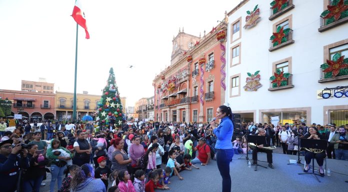 LEÓN | Reparten alegría y tradicional Rosca de Reyes en Plaza Principal