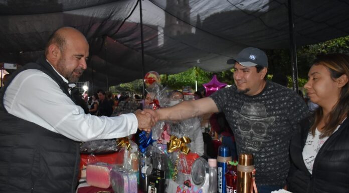 SILAO | Inaugura Carlos García el bazar juvenil