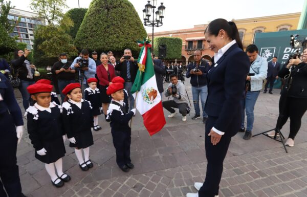LEÓN | Abandera Ale Gutiérrez a escuelas en la localidad
