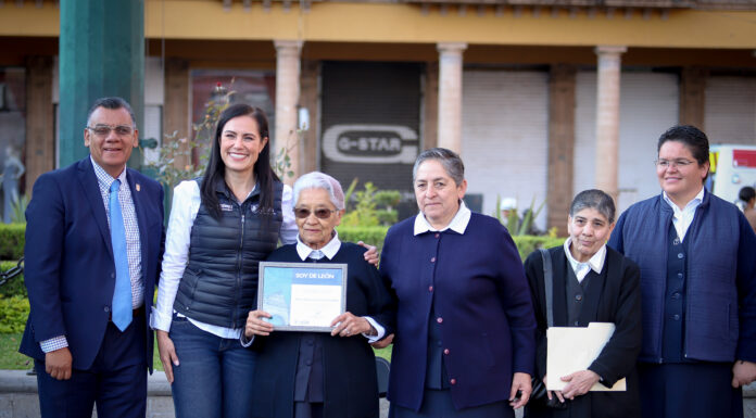 LEÓN | Entregan Reconocimiento Soy de León a Esperanza Anda González, Directora del Colegio Hidalgo