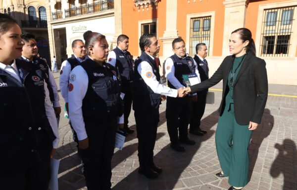 LEÓN | Reconoce Ale Gutiérrez a elementos de bomberos y protección civil