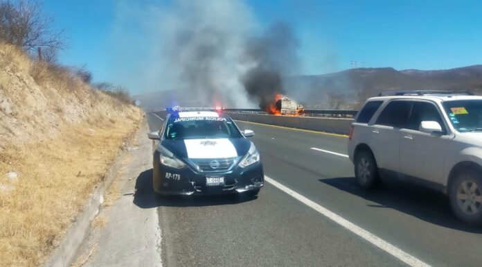 Controla Secretaría de Seguridad Ciudadana incendio de camioneta por falla mecánica
