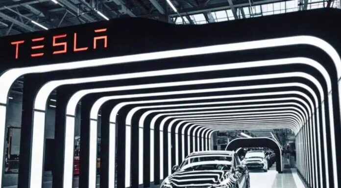 Tesla despide a decenas de empleados; querían formar un sindicato