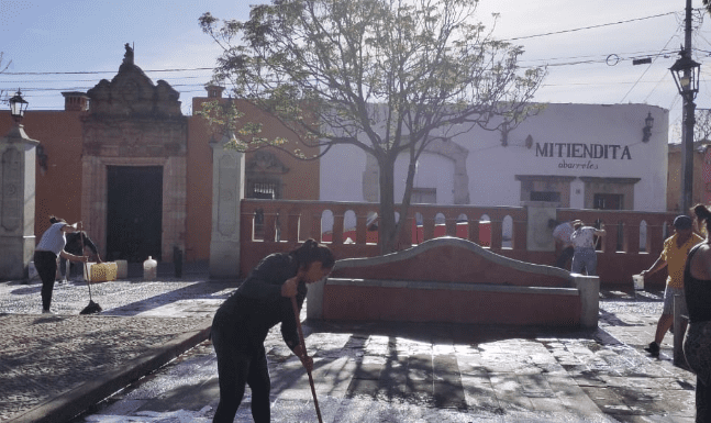 Lavan y pintan plaza de sitio histórico con el apoyo de comerciantes