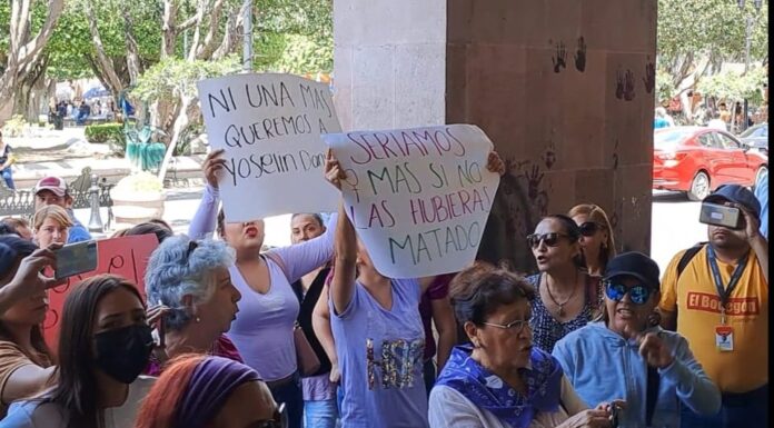 Protestan en Presidencia de Celaya, exigen a FGE agilizar búsqueda de Joselyn Daniela