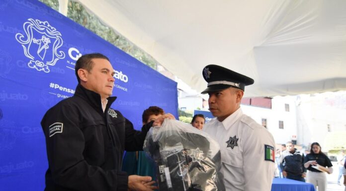 CAPITAL | Entrega Navarro nuevo paquete de uniformes a elementos de la Policía Municipal