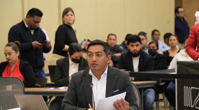 “Yo soy la víctima” y no la regidora a quien golpeó, dijo alcalde ante diputados