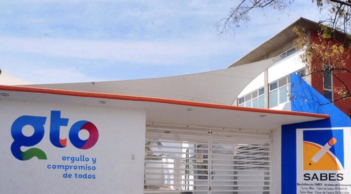 Denuncia maestra del Sabes Echeveste despido injustificado y reconoce valor de estudiantes por alzar la voz ante acoso