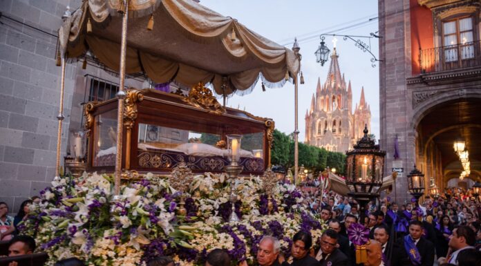 Vive San Miguel de Allende tradicional Procesión del Santo Entierro