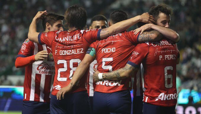Chivas vence 2-0 a León en el Nou Camp