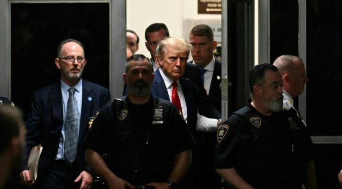 Bajo arresto, Donal Trump escucha cargos en su contra