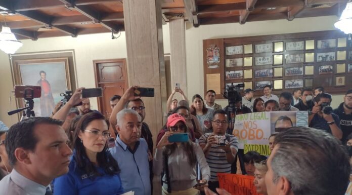 Se manifiestan en Presidencia por presunto fraude por Despacho Punta Legal