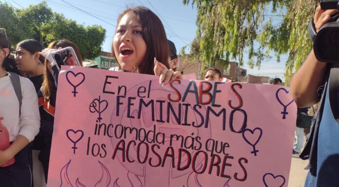 Respaldan madres a hijas del SABES que acusan a profesor de acoso