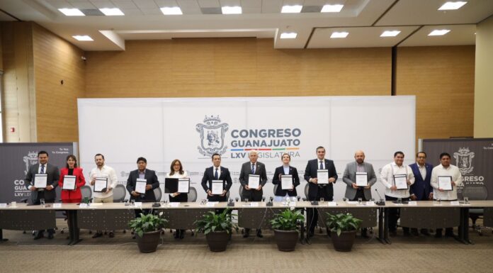 Firman contrato de donación con diferentes instituciones de la nación