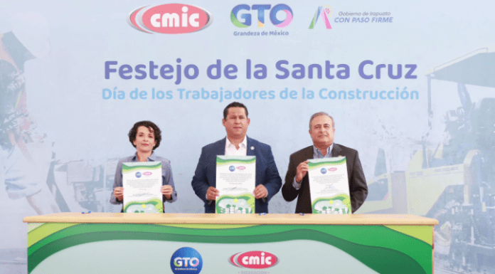 Festeja Gobernador a trabajadores de la construcción