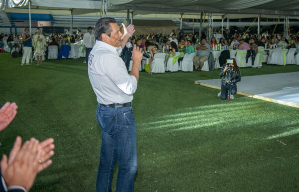 Festejan en San Miguel de Allende a maestros por su día