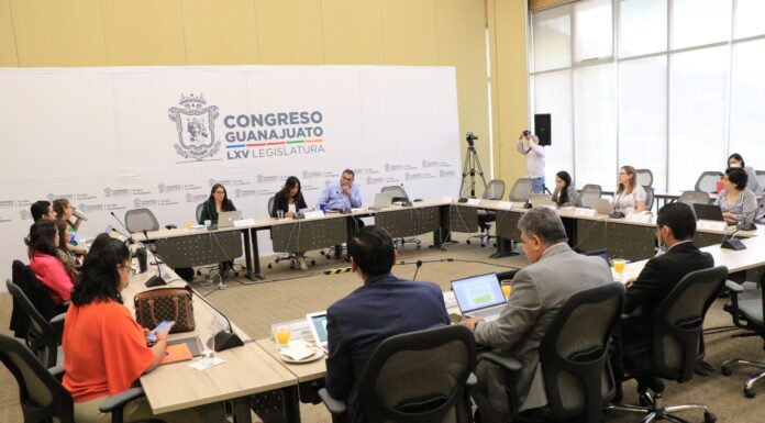 Revisan en mesas de trabajo iniciativas para homenajear a mujeres y regular las entidades paraestatales