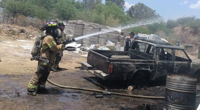 CAPITAL | Sofocan incendio de camioneta particular en la central de transferencia de Servicios Públicos