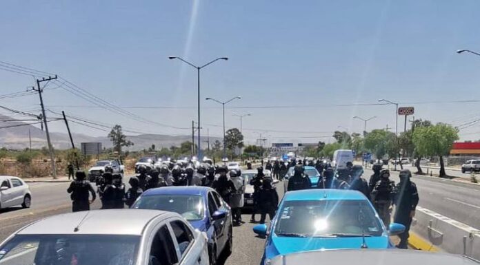 Bloquean taxistas y transporte privado la carretera Guanajuato Silao.