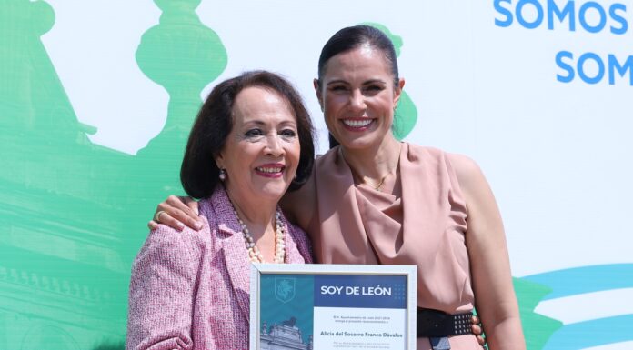 LEÓN | Entrega Ale Gutiérrez Soy de León a Lichita Franco por dedicar su vida a los demás
