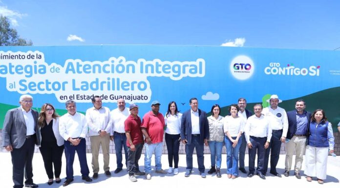 LEÓN | Cumple Ale Gutiérrez compromisos con ladrilleros; regulariza 47 viviendas