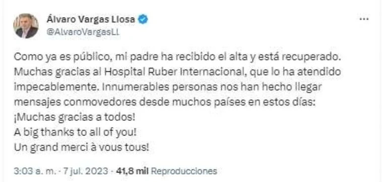 El escritor Vargas Llosa sale del hospital tras recuperarse de COVID