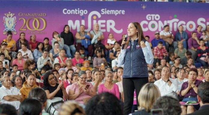 Entrega Libia Dennise tarjetas “Mujeres Grandeza” en Irapuato