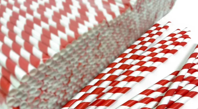 Popotes de papel impactan casi igual al medio ambiente que los de plástico