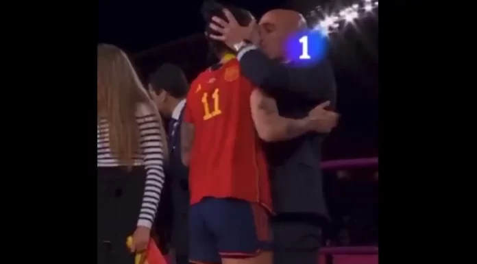 Presidente del futbol español se disculpa por besar a jugadora tras ganar Mundial