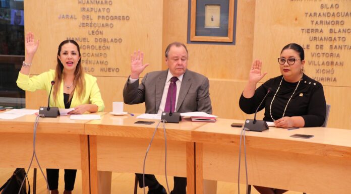 Katya Soto celebra firma de convenio entre Congreso y SEG