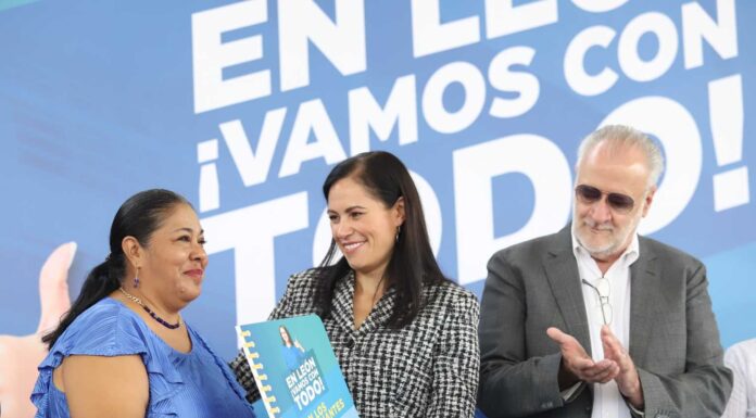LEÓN | Entrega Ale Gutiérrez kits de útiles escolares previo al inicio del ciclo escolar