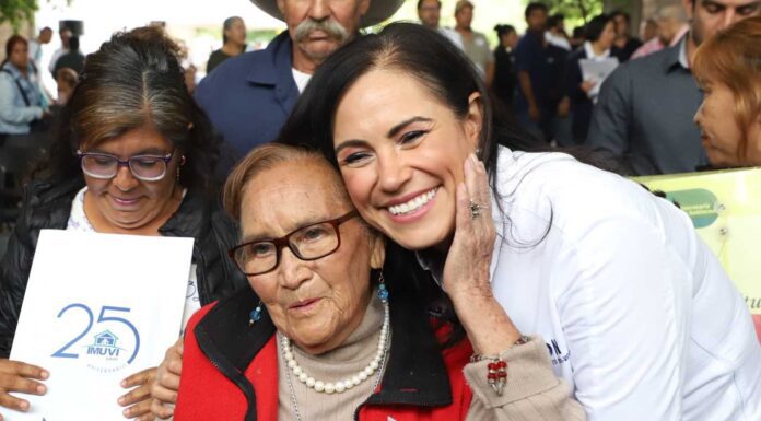 LEÓN | Entrega Ale Gutiérrez 250 escrituras a familias leonesas