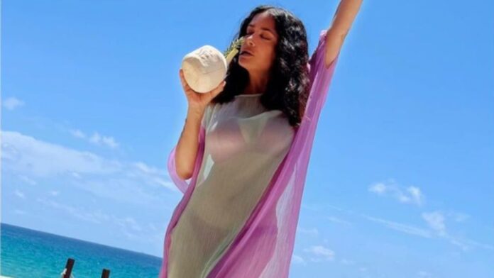 Salma Hayek presume sus vacaciones en México con coqueto traje de baño neón