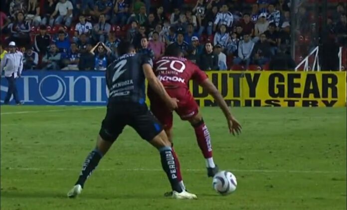 VIDEO: Omar Mendoza fue expulsado por tocarle el trasero a un rival del Atlas en pleno partido