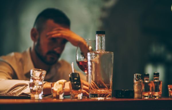 Propone Ale Gutiérrez restringir venta de alcohol a quienes ya están “bien servidos”